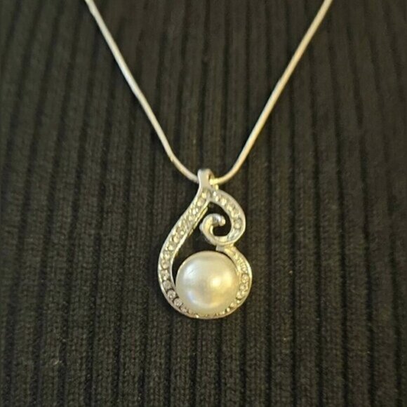 Elegant Pearl & Rhinestone Swirl Pendant Necklace – Silver Tone Classic - Picture 3 of 7